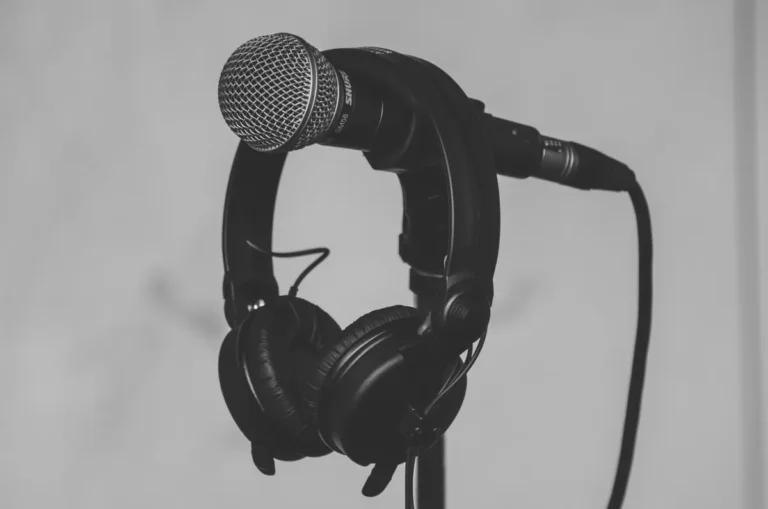 Micrófono y auriculares para grabar ASMR