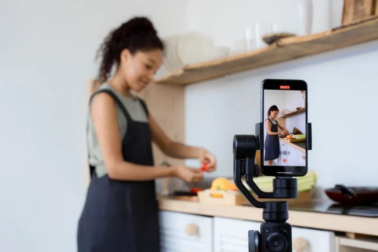 Persona grabando una receta con el móvil en la cocina