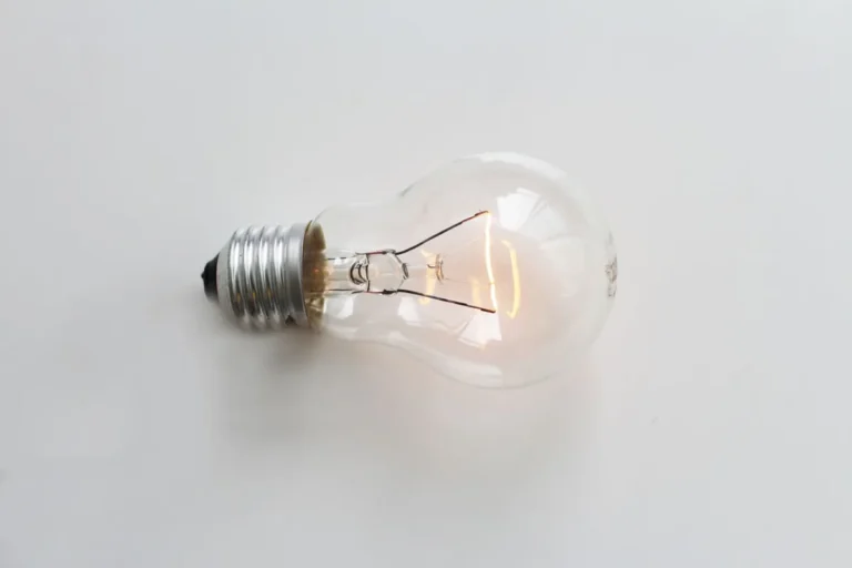 Bombilla encendida como símbolo de idea genial