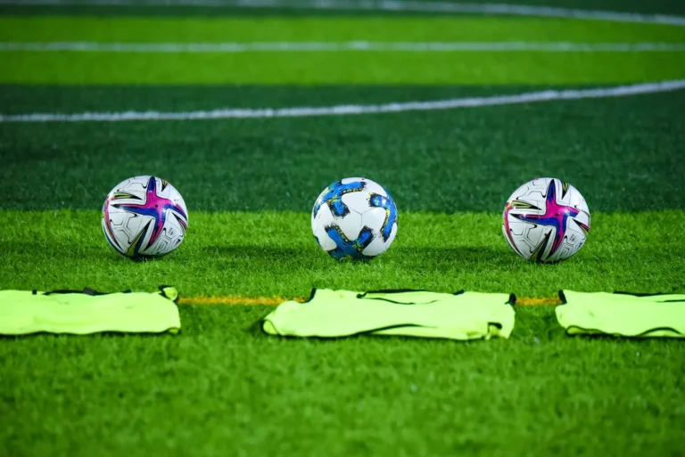 Balón de fútbol sobre el césped