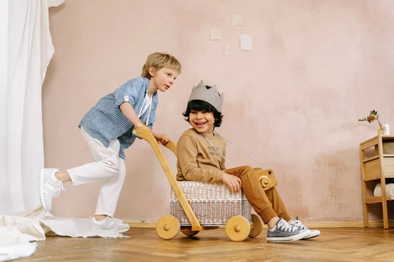Niños riéndose mientras juegan