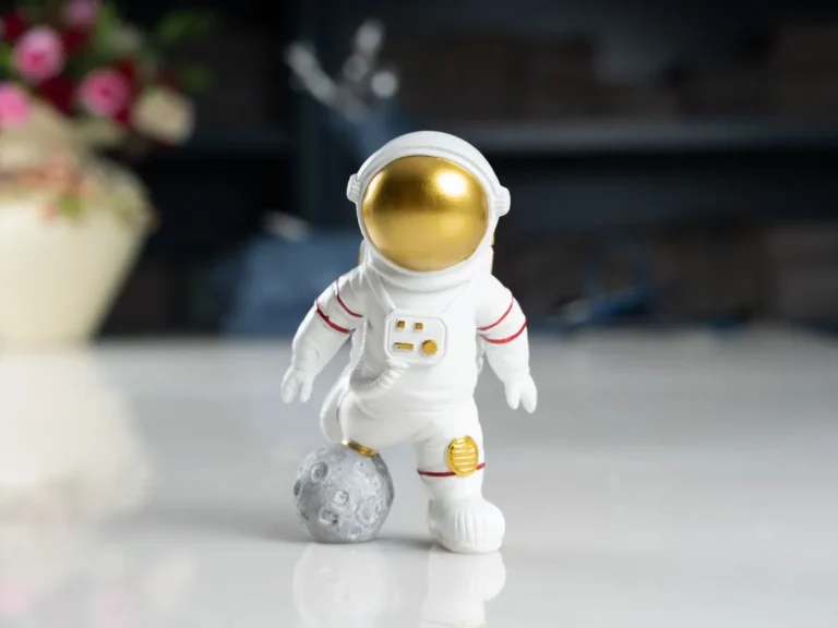 Muñeco de astronauta en un paisaje lunar