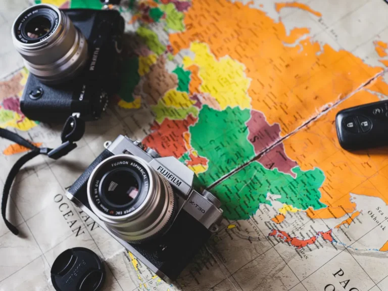 Turista con mapa y cámara intentando orientarse