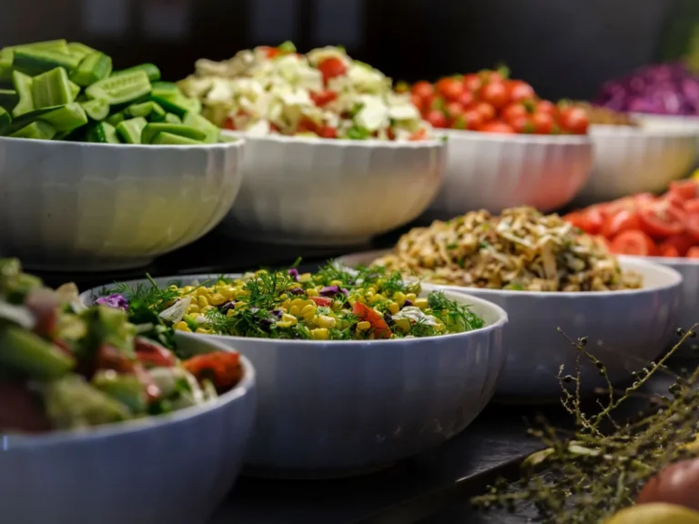 Ensalada de verduras de colores en un bol