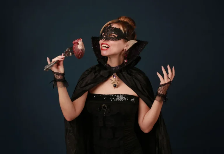 Persona disfrazada de vampiro en una fiesta de Halloween