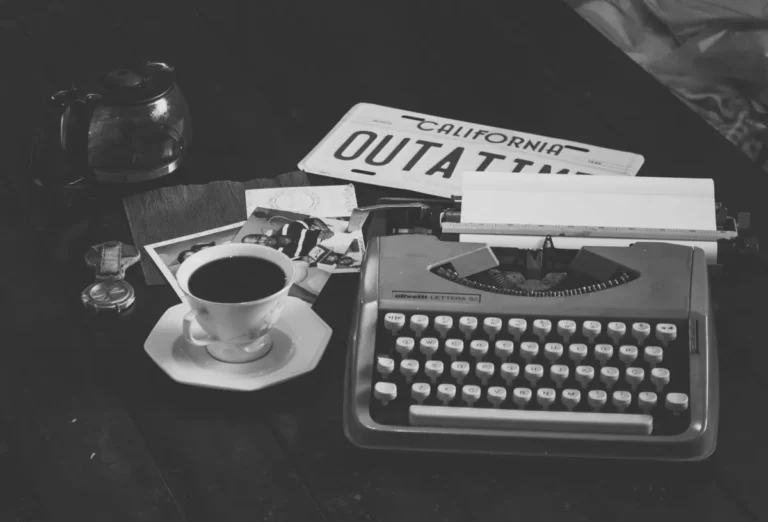 Máquina de escribir antigua con folio y café