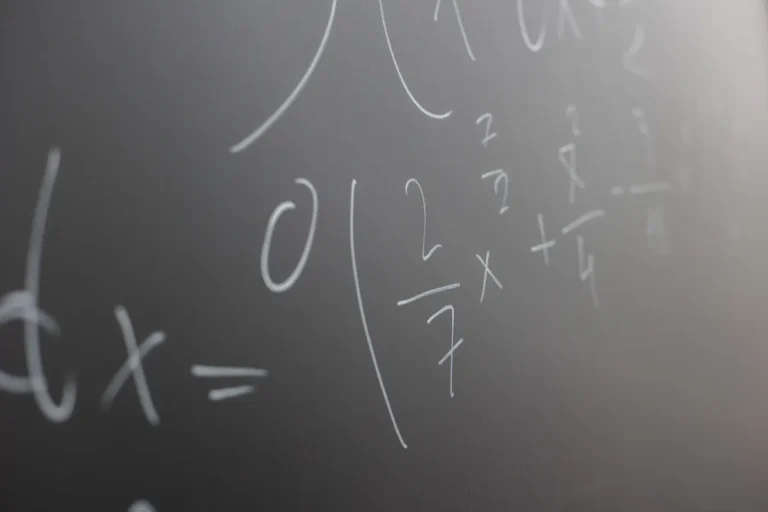 Pizarra llena de operaciones matemáticas