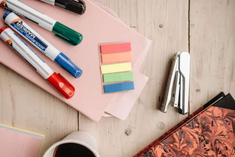 Escritorio de oficina con tazas de café y notas adhesivas de colores