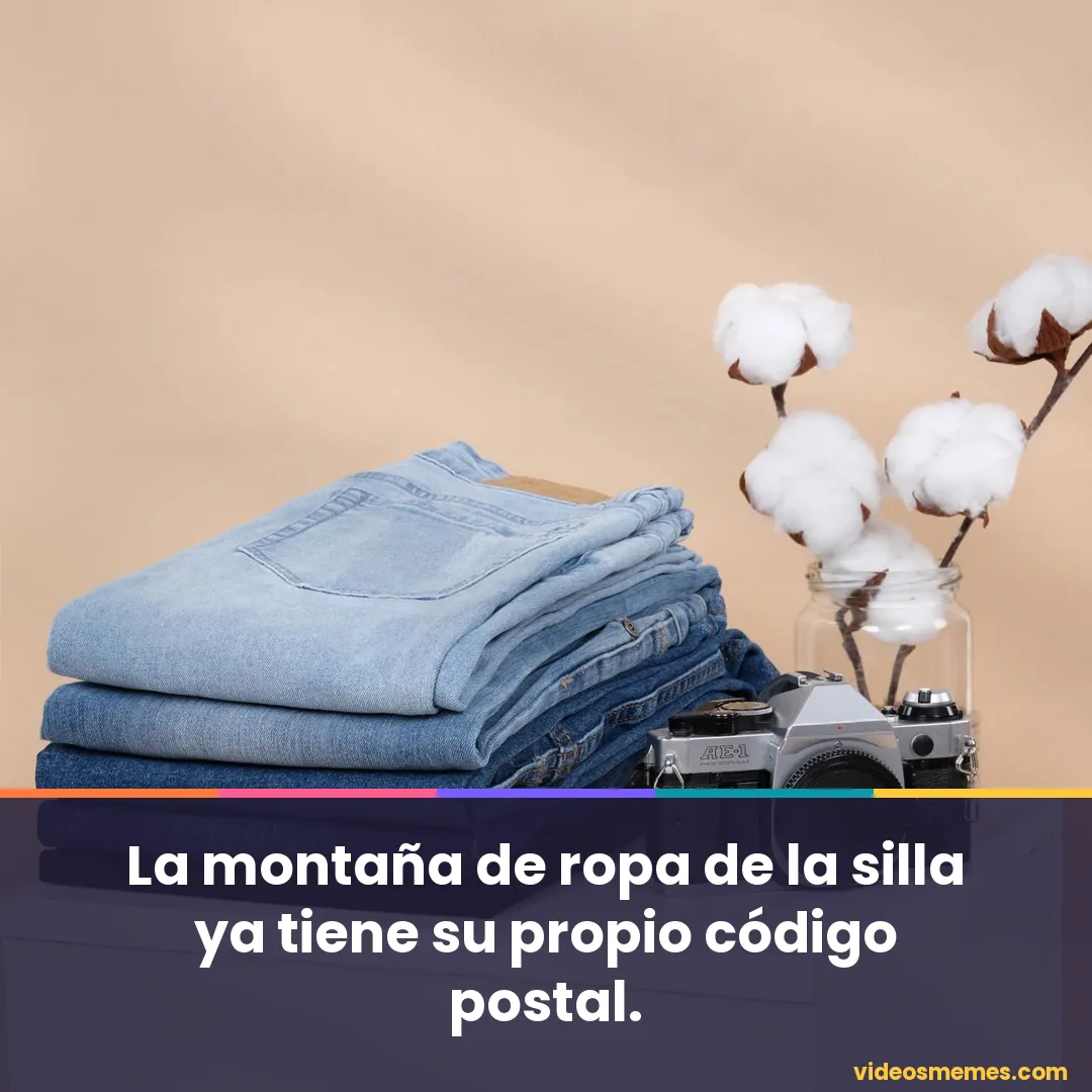 Ropa amontonada sobre una silla con la frase: la montaña de ropa ya tiene su propio código postal