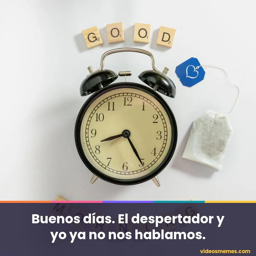 Despertador sobre la mesilla de noche con la frase: el despertador y yo ya no nos hablamos