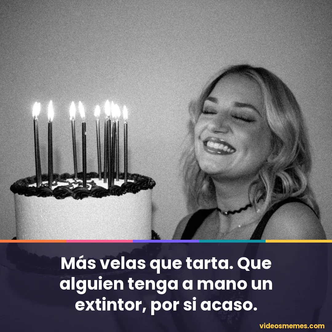 Tarta de cumpleaños con muchas velas encendidas con la frase: más velas que tarta