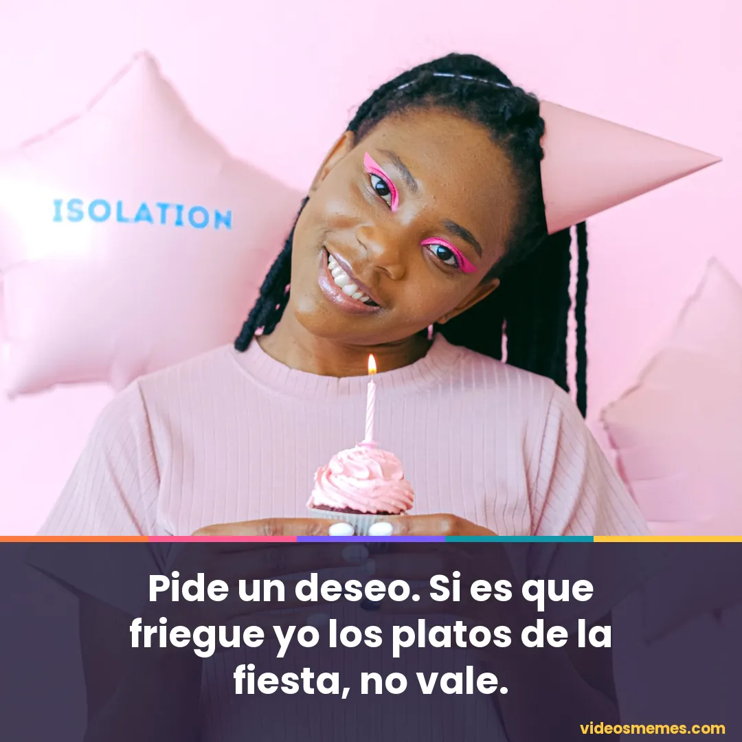 Magdalena con una vela encendida con la frase: pide un deseo, pero fregar los platos no vale