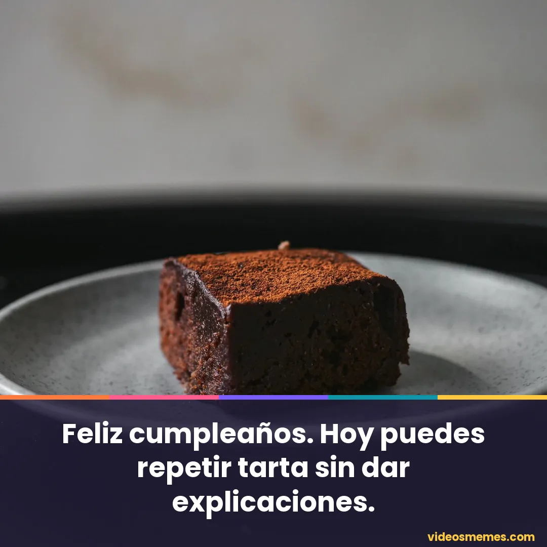 Porción de tarta de chocolate en un plato con la frase: hoy puedes repetir tarta sin dar explicaciones