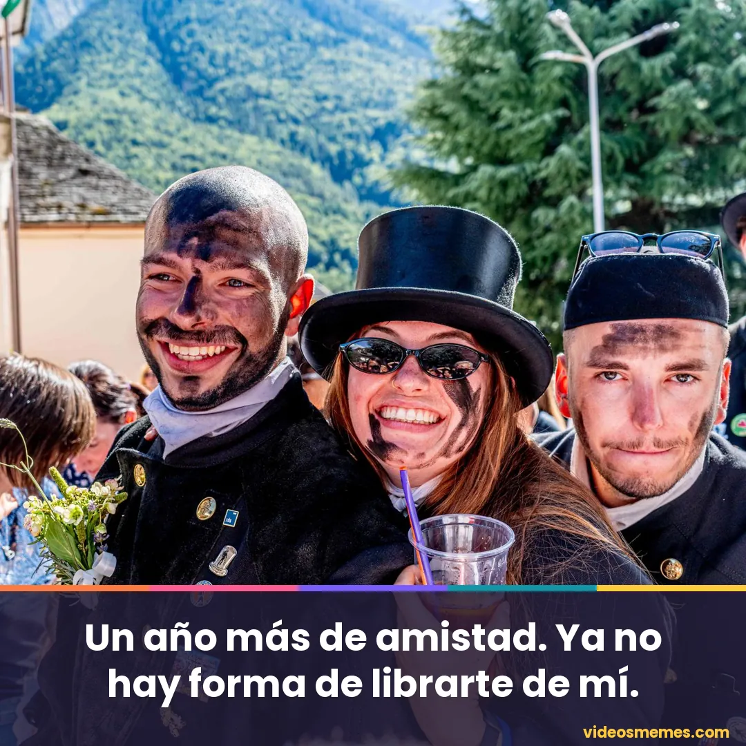 Grupo de amigos celebrando con gorros de fiesta con la frase: ya no hay forma de librarte de mí
