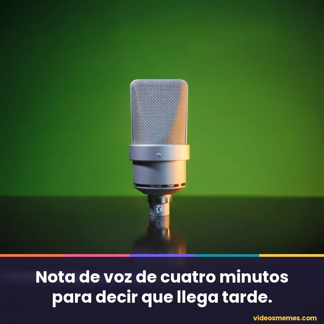 Micrófono antiguo en su soporte con la frase: nota de voz de cuatro minutos para decir que llega tarde